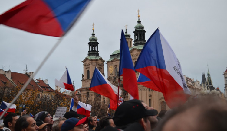 Staromák zaplnilo 10 tisíc odpůrců vládních opatření. Vyrážejí na Národní třídu