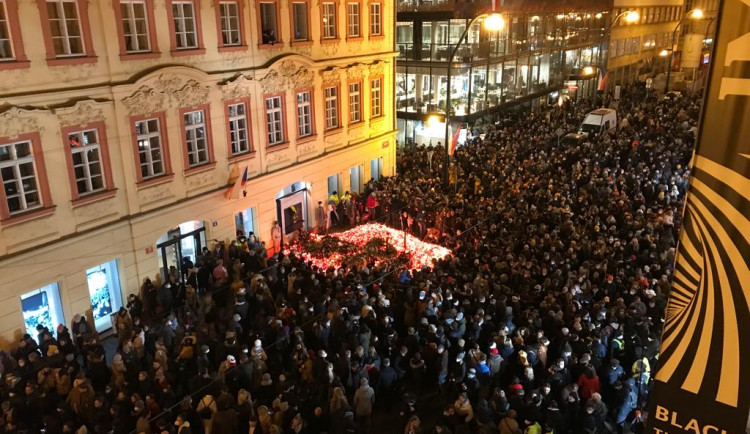 Antirouškaři, hymna s Fialou i Modlitba pro Martu. Desetitisíce lidí dnes zaplnily Národní třídu