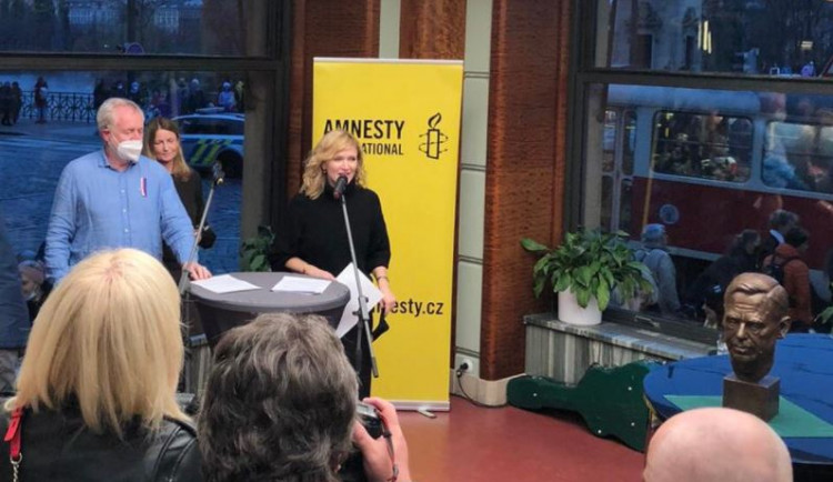 V kavárně Slavia slavnostně odhalili bustu Václava Havla za účasti Dagmar Havlové