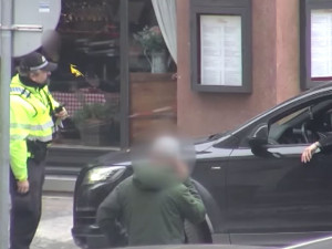 Arogantní řidič v centru Prahy ignoroval předpisy, pak najížděl autem na strážníka