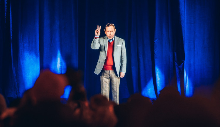 Na Václaváku k lidem mluvil hologram Václava Havla. Podívejte se na záznam