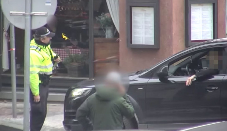 Arogantní řidič v centru Prahy ignoroval předpisy, pak najížděl autem na strážníka