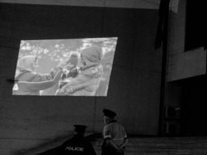 Aktivisté promítali fotky z polsko-běloruské hranice na budovu ministerstva. Vadí jim vyjádření ODS