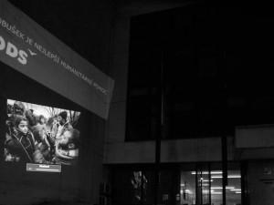 Aktivisté promítali fotky z polsko-běloruské hranice na budovu ministerstva. Vadí jim vyjádření ODS