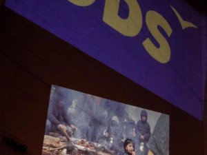 Aktivisté promítali fotky z polsko-běloruské hranice na budovu ministerstva. Vadí jim vyjádření ODS