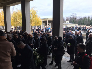 Rozloučení s Miroslavem Žbirkou. Dorazily stovky lidí, mezi nimi i slovenská prezidentka