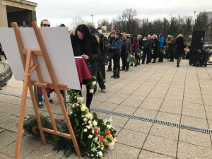 Rozloučení s Miroslavem Žbirkou. Dorazily stovky lidí, mezi nimi i slovenská prezidentka