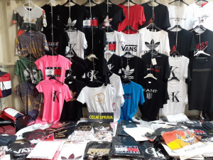 Tommy Hilfiger, Gant i Adidas. Celníci objevili v Sapě padělky za miliony korun