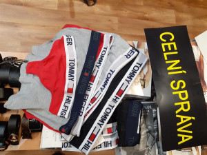 Tommy Hilfiger, Gant i Adidas. Celníci objevili v Sapě padělky za miliony korun