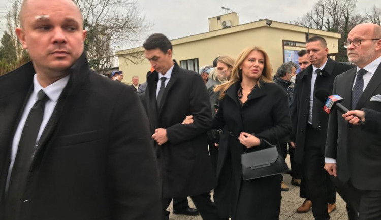 Rozloučení s Miroslavem Žbirkou. Dorazily stovky lidí, mezi nimi i slovenská prezidentka.