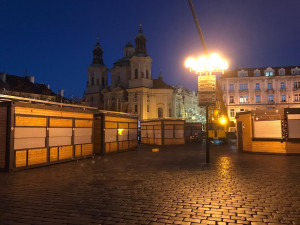 Vánoční strom pro Prahu už stojí na Staroměstském náměstí. Podívejte se