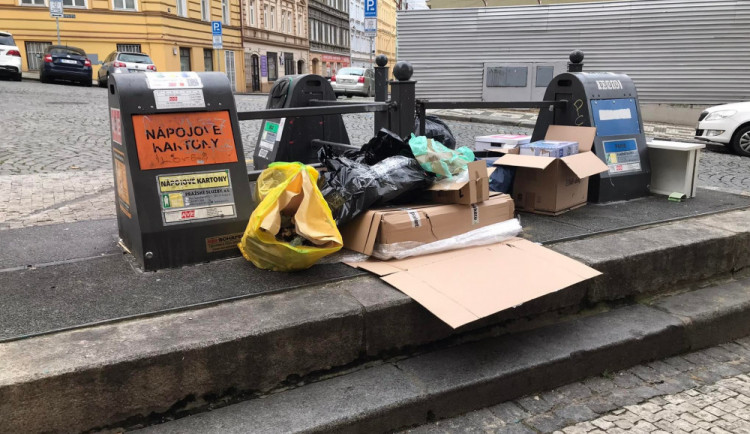 Jak města bojují s přeplněnými kontejnery? Lidé mohou problém hlásit přes aplikace, pro dlouhodobou změnu se musí obrátit na úřad