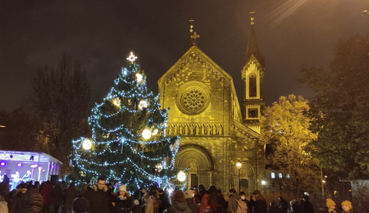 VÁNOCE NA OSMIČCE: Adventní koncerty i hokejový zápas. Strom v Karlíně už svítí