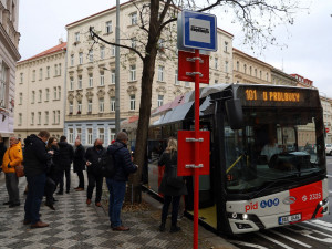 Svěrák otevřel zastávku U Prdlavky. Zastávka Husinecká se přejmenuje na Viktorii Žižkov