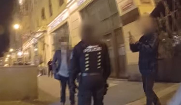 Cizinec povalil odpadkový koš, pak nadával strážníkům. Skončil v poutech