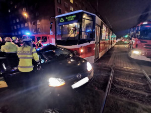 Střet tramvaje a osobního automobilu zastavil provoz na trati v Sokolovské ulici