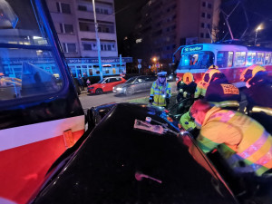 Střet tramvaje a osobního automobilu zastavil provoz na trati v Sokolovské ulici