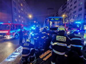 Střet tramvaje a osobního automobilu zastavil provoz na trati v Sokolovské ulici