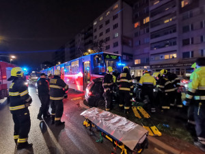 Střet tramvaje a osobního automobilu zastavil provoz na trati v Sokolovské ulici