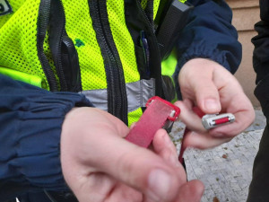 Pejskařka v nesnázích. Vodítko zasekunuté pod kapotou auta museli vyprostit strážníci