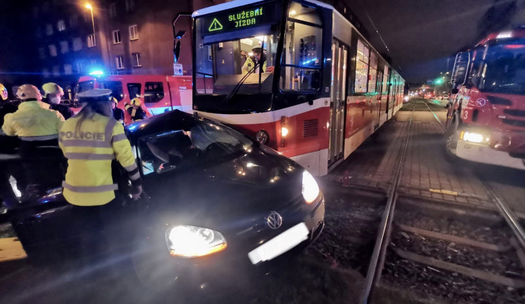 Střet tramvaje a osobního automobilu zastavil provoz na trati v Sokolovské ulici.