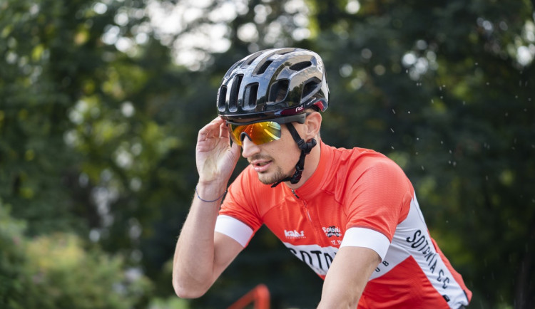 Hledej zabalené dárky na pražských cyklostezkách a vyhraj bezpečné brýle se sluchátky