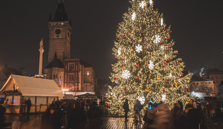Praha rozsvítila strom na Staroměstském náměstí, slavnost opět nebyla