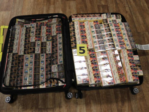 Dvojice nacpala do zavazadel skoro 300 kartonů cigaret. Jejich cesta skončila na letišti