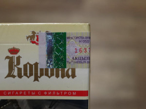 Dvojice nacpala do zavazadel skoro 300 kartonů cigaret. Jejich cesta skončila na letišti