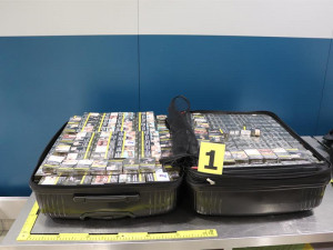 Dvojice nacpala do zavazadel skoro 300 kartonů cigaret. Jejich cesta skončila na letišti