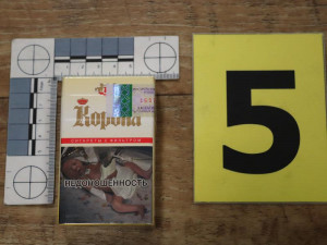 Dvojice nacpala do zavazadel skoro 300 kartonů cigaret. Jejich cesta skončila na letišti