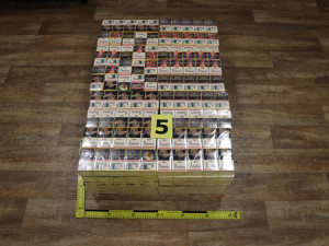 Dvojice nacpala do zavazadel skoro 300 kartonů cigaret. Jejich cesta skončila na letišti