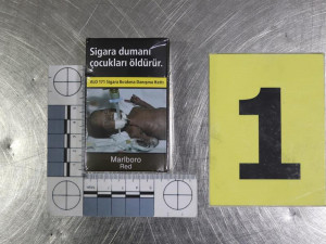 Dvojice nacpala do zavazadel skoro 300 kartonů cigaret. Jejich cesta skončila na letišti