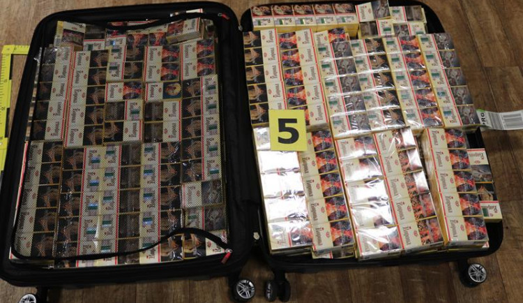 Dvojice nacpala do zavazadel skoro 300 kartonů cigaret. Jejich cesta skončila na letišti.