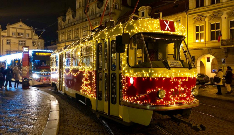 Dnes opět vyjely vánočně vyzdobené vozy MHD, budou jezdit do Tří králů.