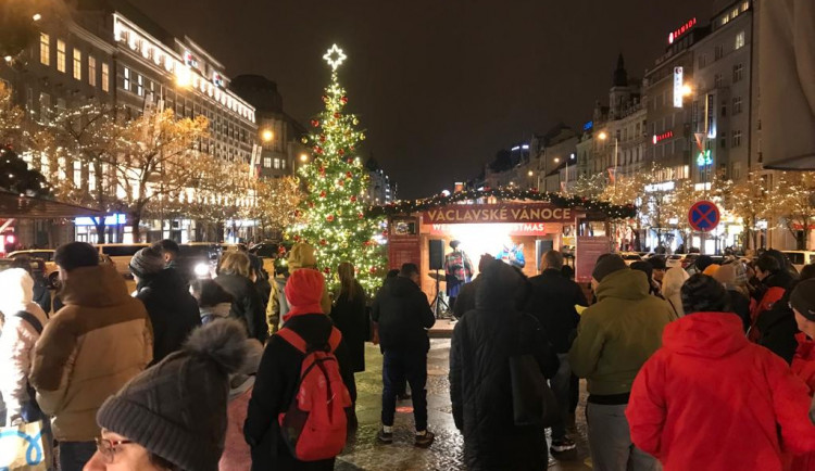 Vánoční trhy na Václaváku pokračují dál jako kulturní akce. Svařák se prodává za 75 korun