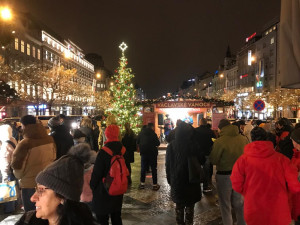 Vánoční trhy na Václaváku pokračují dál jako kulturní akce. Svařák se prodává za 75 korun