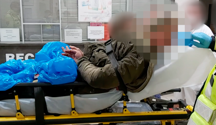 Opilý muž napadal strážníky i záchranáře. Skončil v poutech a poté putoval na záchytku.