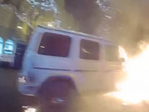 Muž v centru Prahy zapálil Mercedes, pak sám začal hořet. Hrozí mu dva roky ve vězení