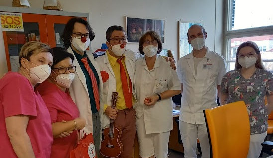 Zdravotní klauni slaví 20 let existence. Včera přinesli symbolických 20 minut radosti lékařům a sestrám.