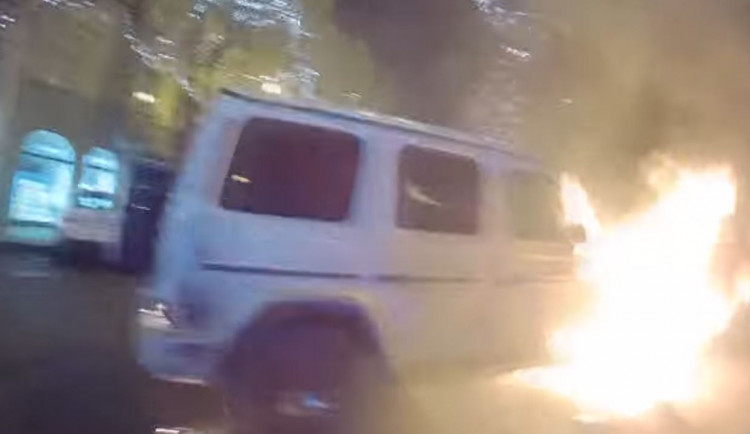 V centru Prahy hořel Mercedes. Někdo pod něj dal kanystr s benzínem