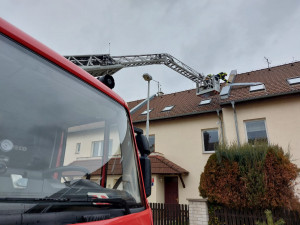 Prahu zasáhl silný vítr. Hasiči zasahovali u uvolněných plechů na střechách