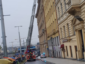 Prahu zasáhl silný vítr. Hasiči zasahovali u uvolněných plechů na střechách