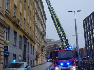 Prahu zasáhl silný vítr. Hasiči zasahovali u uvolněných plechů na střechách