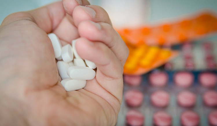 Antibiotika jsou v jídle i vodě. Odolných bakterií přibývá