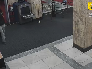 Muž si přišel vyřídit účty na ministerstvo s železnou tyčí v ruce. Pátrá po něm policie