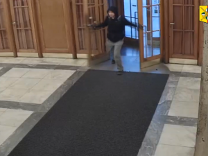 Muž si přišel vyřídit účty na ministerstvo s železnou tyčí v ruce. Pátrá po něm policie