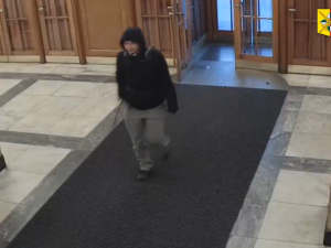 Muž si přišel vyřídit účty na ministerstvo s železnou tyčí v ruce. Pátrá po něm policie