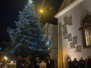 VÁNOCE NA JEDNIČCE: Jediné vánoční trhy v Praze, koncerty a bohoslužba pod širým nebem