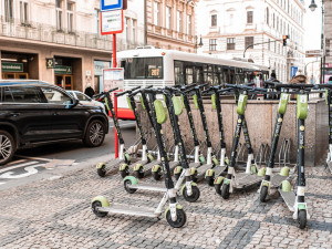 V Praze roste počet přestupků souvisejících s jízdou na koloběžkách a kolech